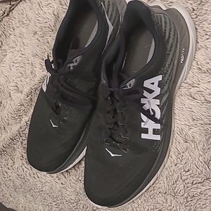 Black men's hokas running shoes
